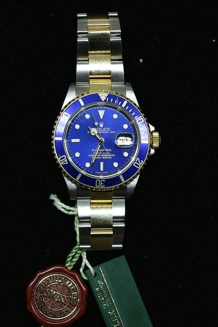 rolex submariner bracelet adjustment.